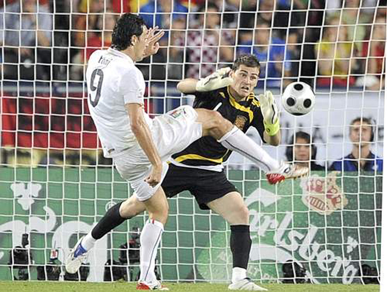 Euro 2008 (34).jpg - Italy's Luca Toni, left, and Spanish goalie Iker Casillas go for the ball during the quarterfinal match between Spain and Italy in Vienna, Austria, Sunday, June 22, 2008, at the Euro 2008 European Soccer Championships in Austria and Switzerland. (